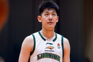 光吃饼还不够!张陈治锋半场4中4拿到8分4板护筐做得一般